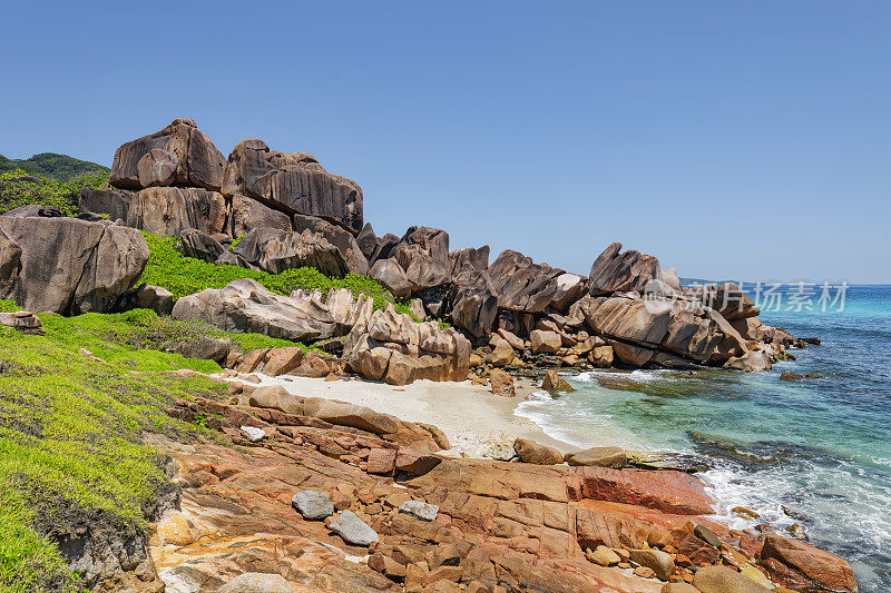 热带海滩Anse songge与典型的花岗岩岩层在拉迪格岛，花岗岩塞舌尔，群岛国家在印度洋